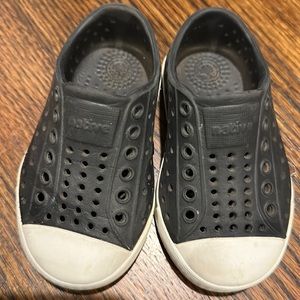 Native kids black Jefferson shoes C5